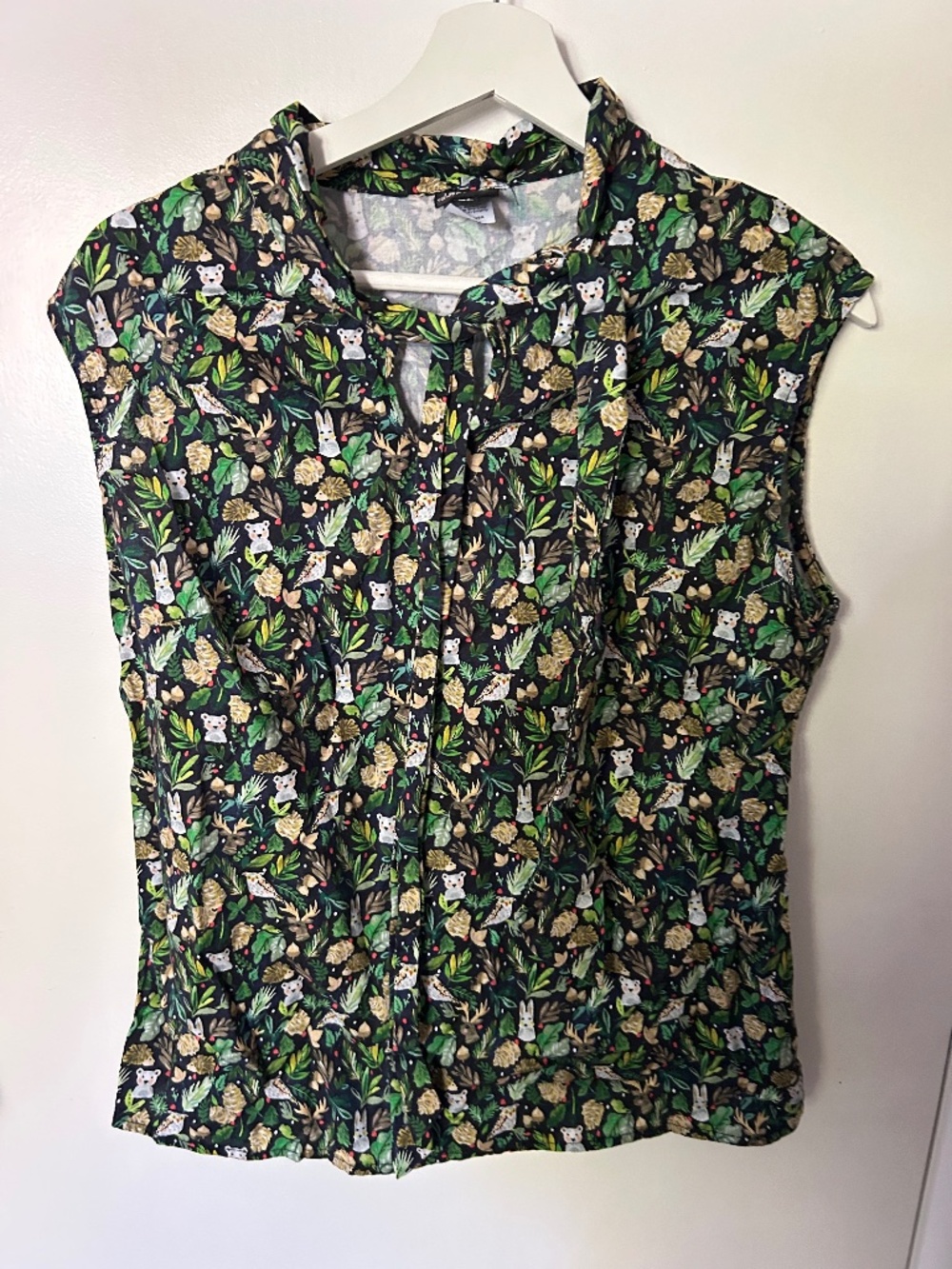 RetroLicious - XL - Sleeveless Top, Tie Neck, Forest Pattern